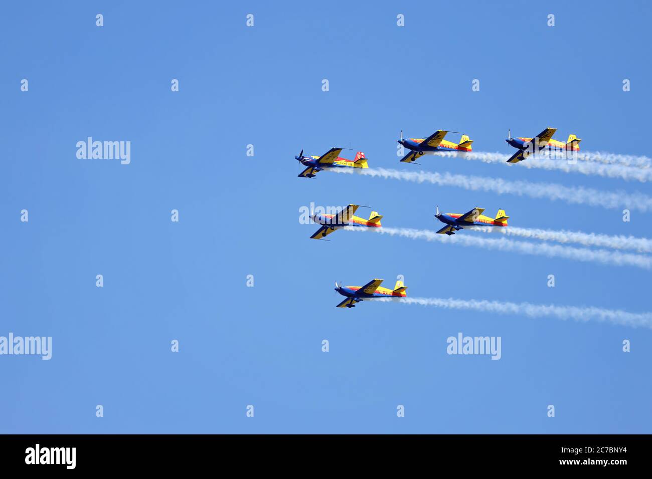 Les faucons de Roumanie équipe de voltige de l'Aéroclub roumain avec 6 Extra Flugzeugbau EA 300 Banque D'Images