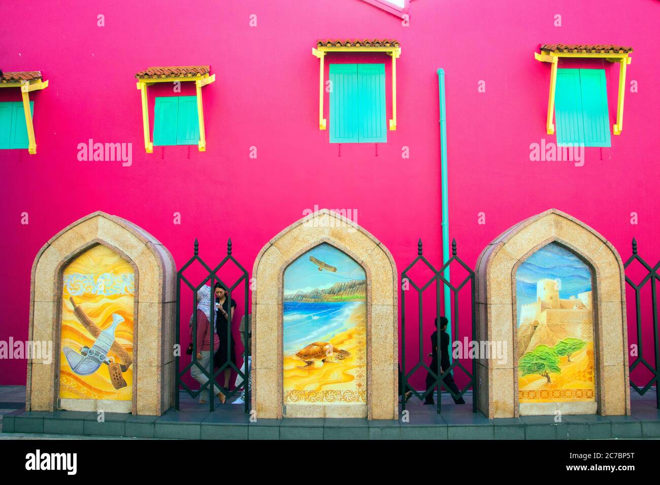Les touristes à pied dans le célèbre rues colorées de la Mosquée Sultan (Masjid Sultan) zone, Kampong Glam,Singapour,asia,PRADEEP SUBRAMANIAN Banque D'Images