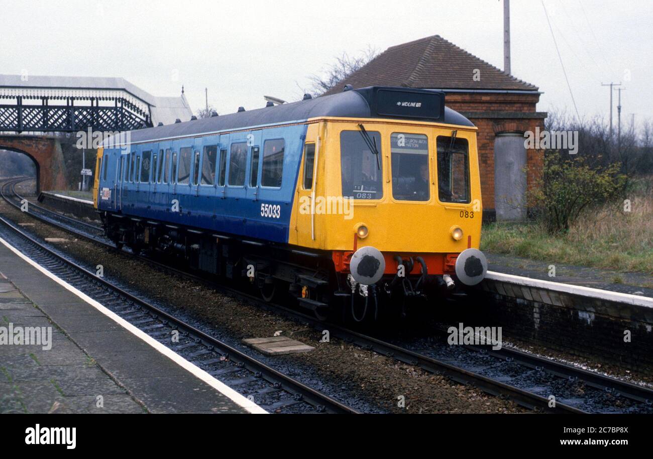 Unité diesel de classe 121 n° 55033 dans la décoration Midline à la station de Wilmcote, Warwickshire, Royaume-Uni. 24 décembre 1986. Banque D'Images