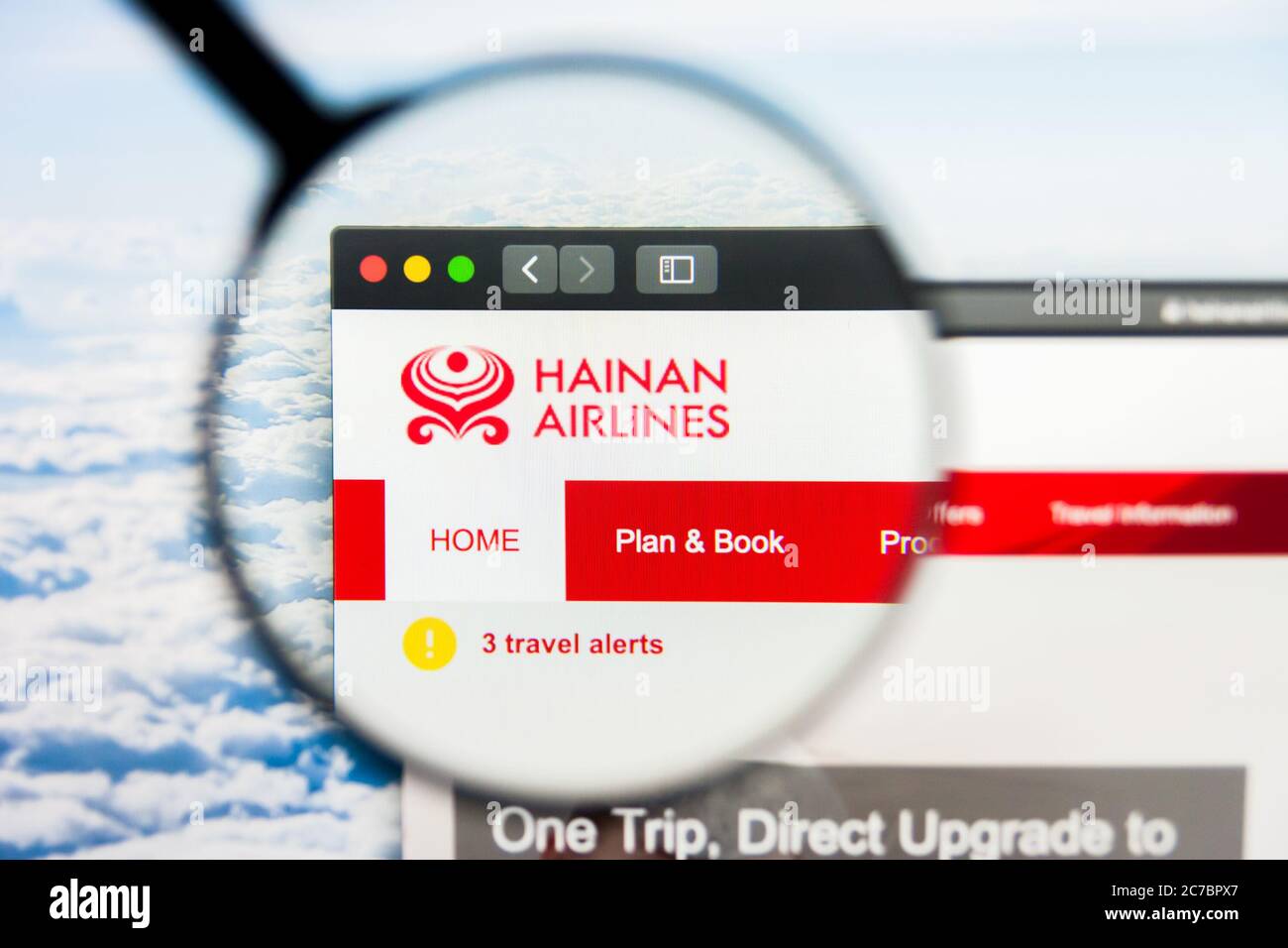 Los Angeles, Californie, Etats-Unis - 21 mars 2019 : éditorial illustratif de la page d'accueil du site de Hainan Airlines. Logo Hainan Airlines visible sur l'écran Banque D'Images