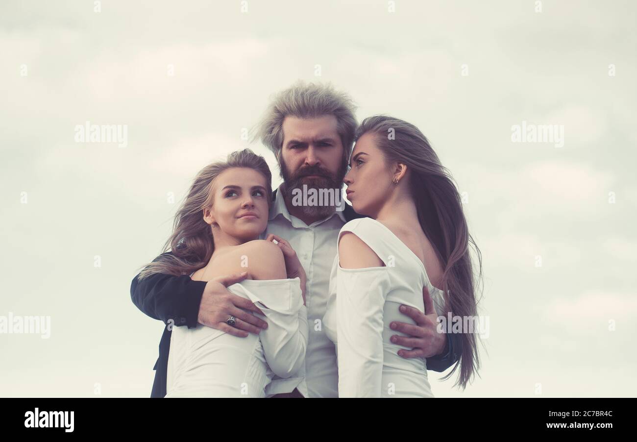 Homme et deux femmes Banque de photographies et d’images à haute — free download