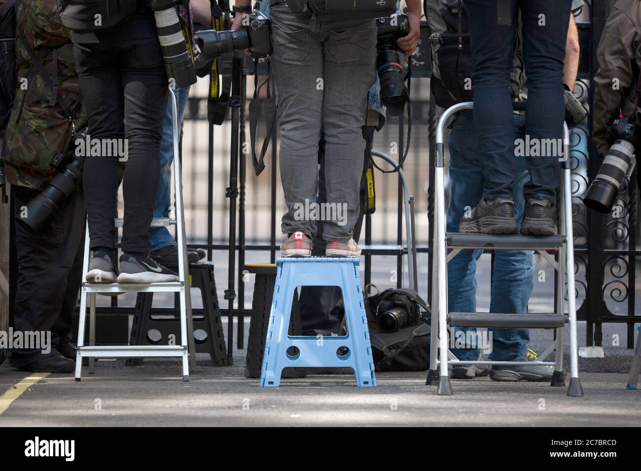 Les photographes de presse se rassemblent devant la High court pour apercevoir Johnny Depp lors de l'affaire des acteurs contre le journal Sun, Londres Banque D'Images