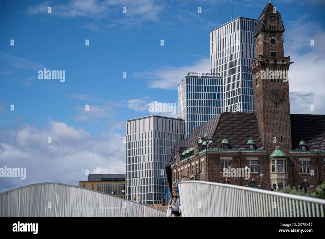 Malmo, Suède - 12 juillet 2020: Malmo Live avec Clarion Hotel et l'Université maritime mondiale en premier plan. Les rues sont encore assez vides et ne reviennent pas à la normale après la pandémie du coronavirus Banque D'Images