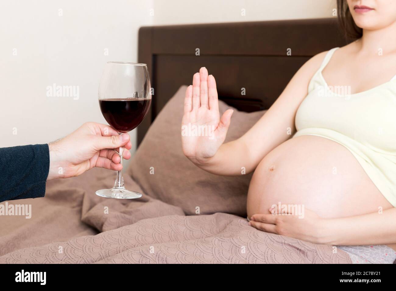 Gros plan de la femme enceinte qui reste au lit refuse de boire du vin et  fait un geste d'arrêt au verre. Pas d'alcool pendant la grossesse concept  Photo Stock - Alamy