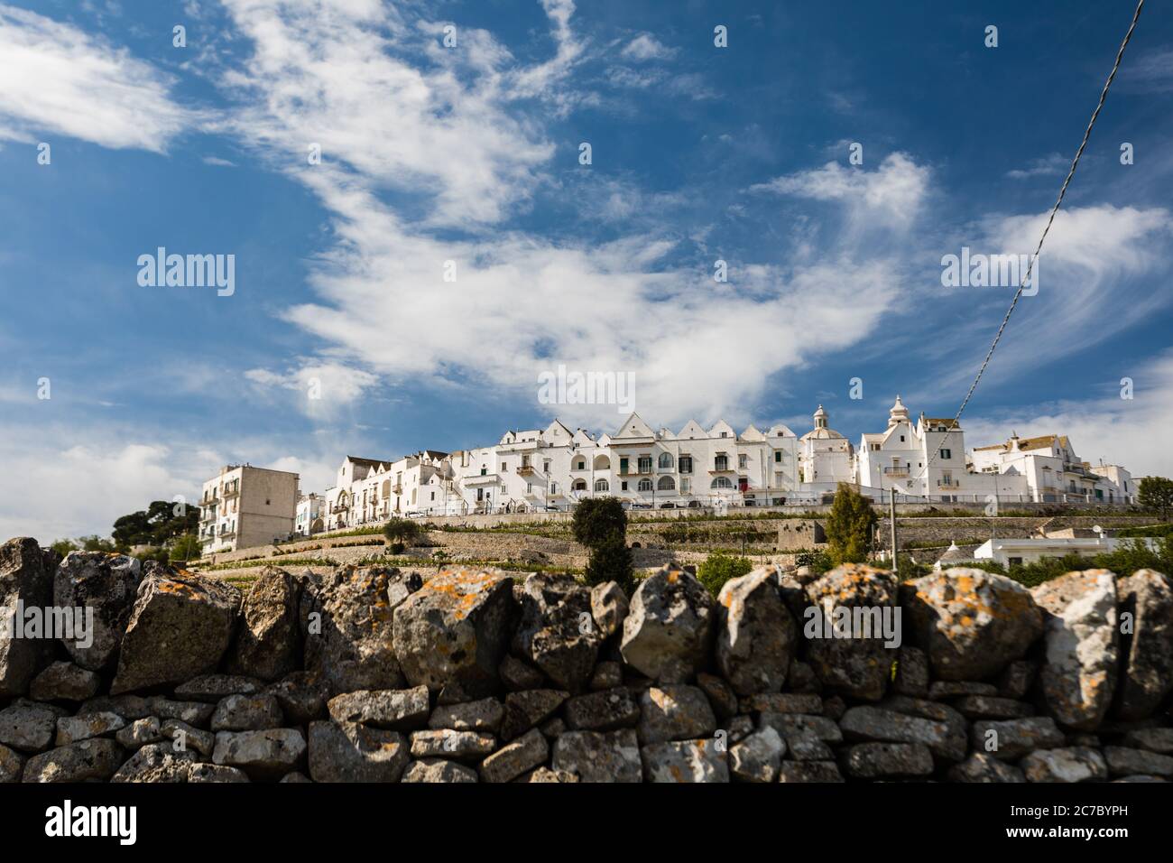 Ville de Locorotondo dans la vallée d'Itria, Apulia Banque D'Images