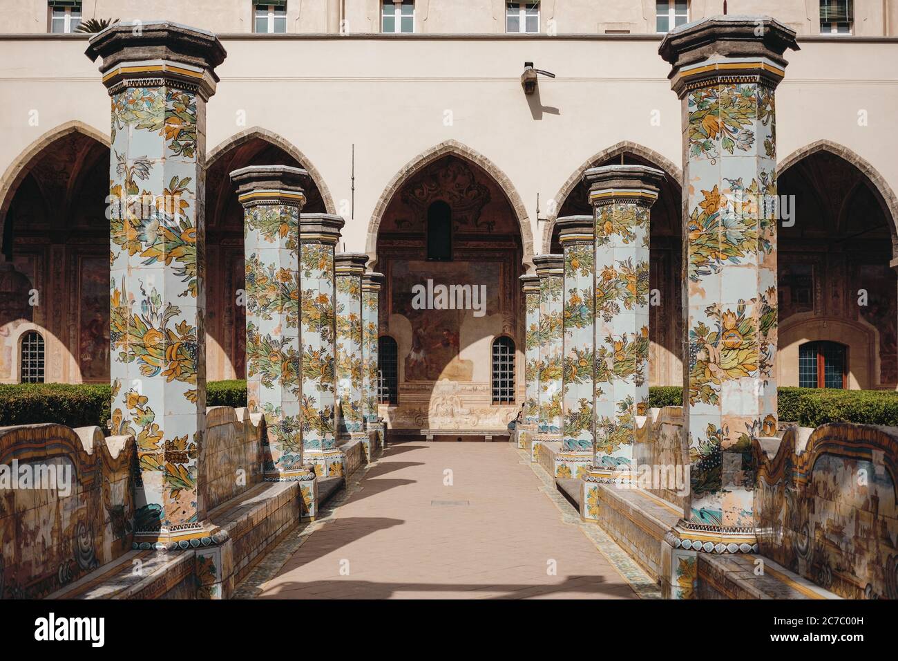 Plan horizontal de piliers peints à la fleur qui s'alignant sur le couloir de Santa Chiara à Naples, en Italie Banque D'Images