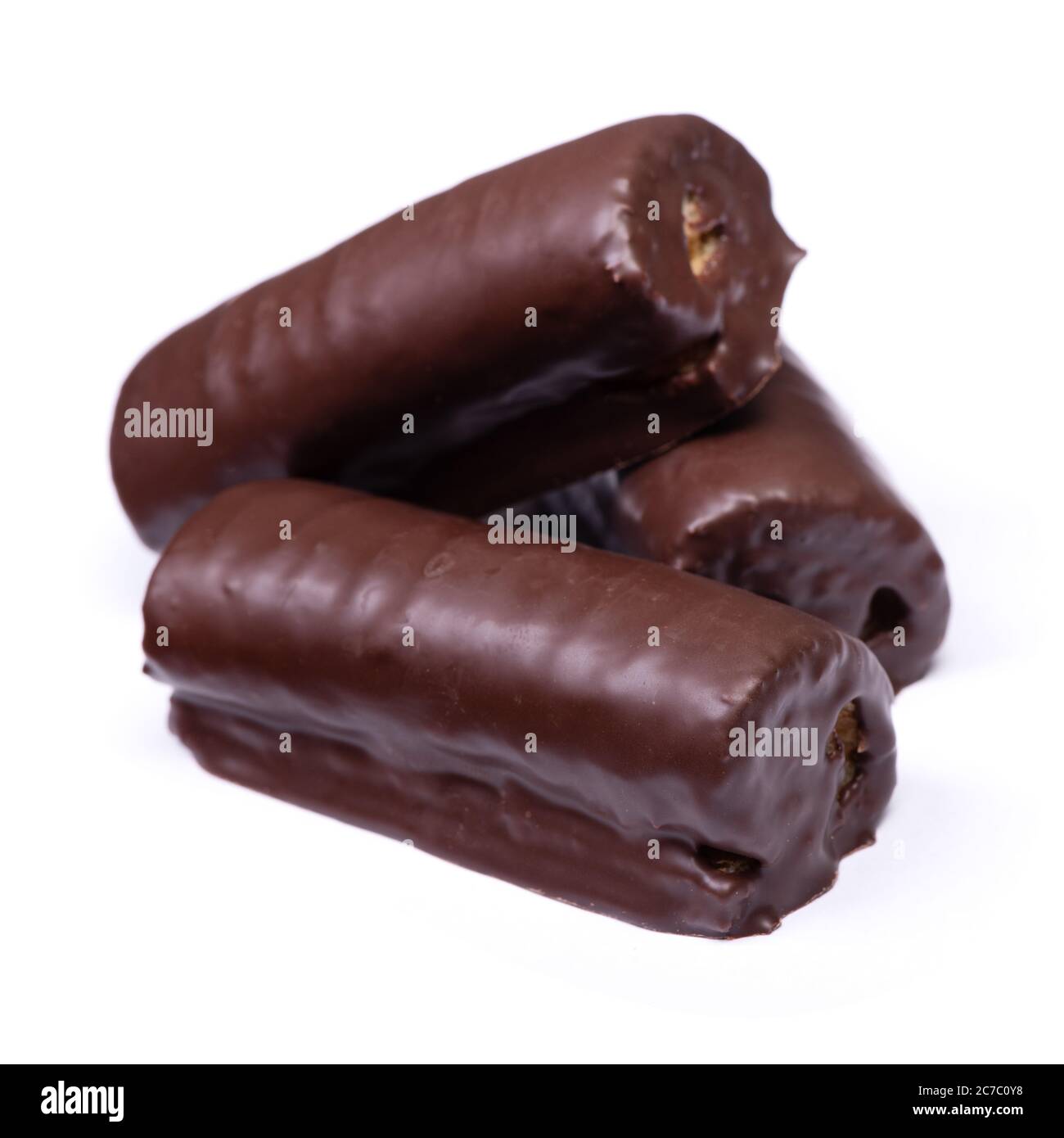 Rouleaux de pâte à pâtisserie au chocolat doux isolés sur fond blanc Banque D'Images