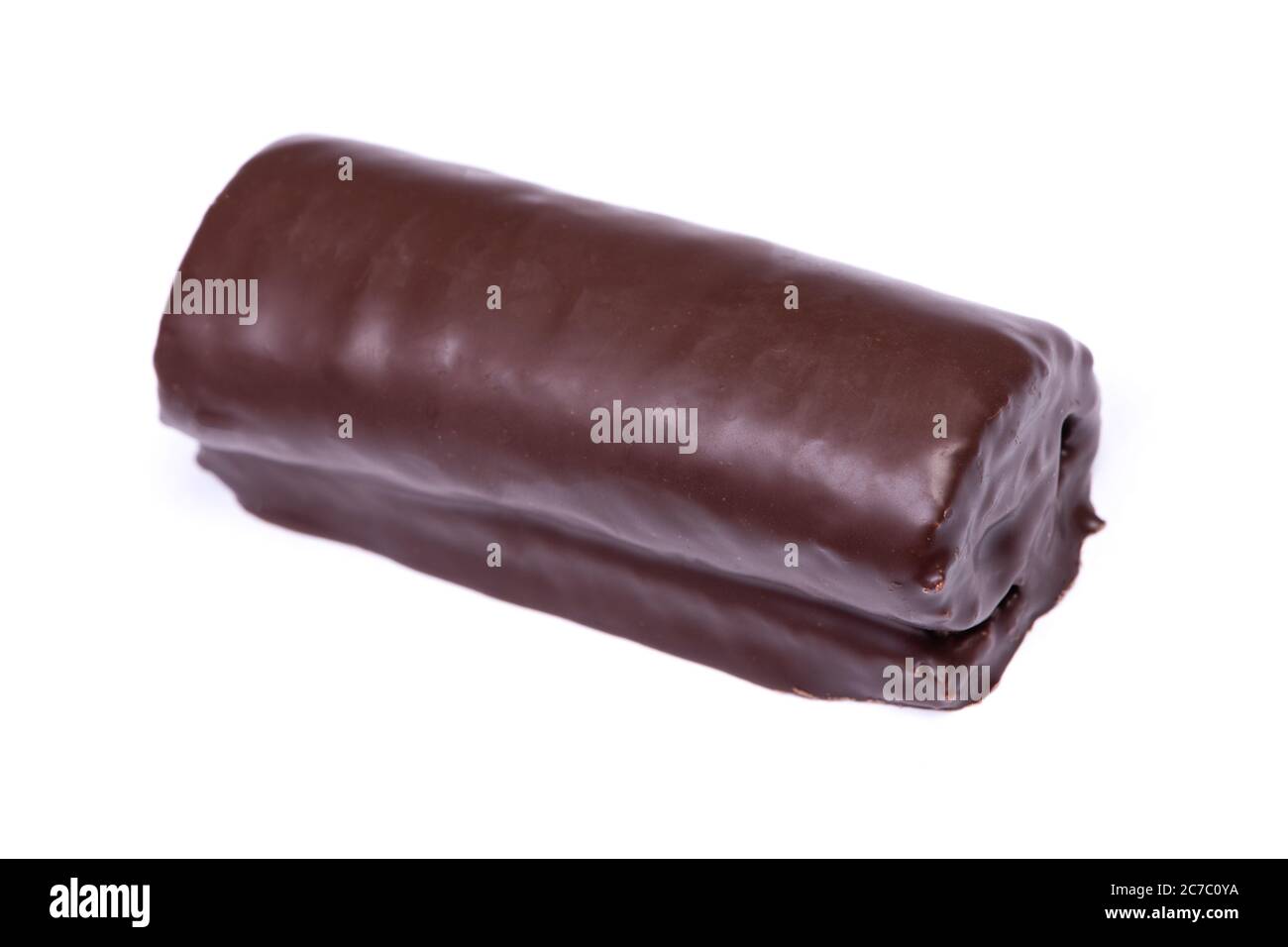 Rouleaux de pâte à pâtisserie au chocolat doux isolés sur fond blanc Banque D'Images