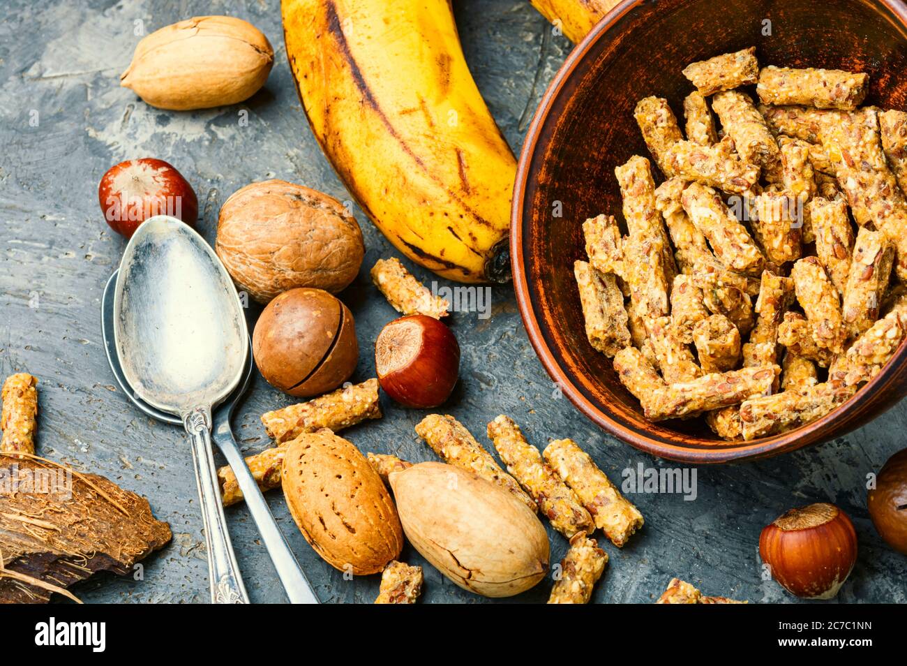 Céréales granola bio non cuites avec noix mixtes.concept de petit déjeuner Banque D'Images