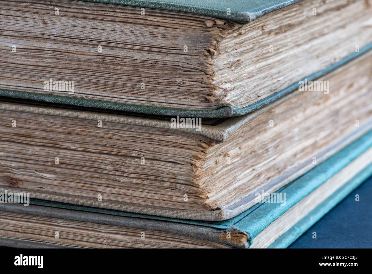 Pile de livres anciens avec bords bruts non coupés ou non découpés appelés bords décalés Banque D'Images