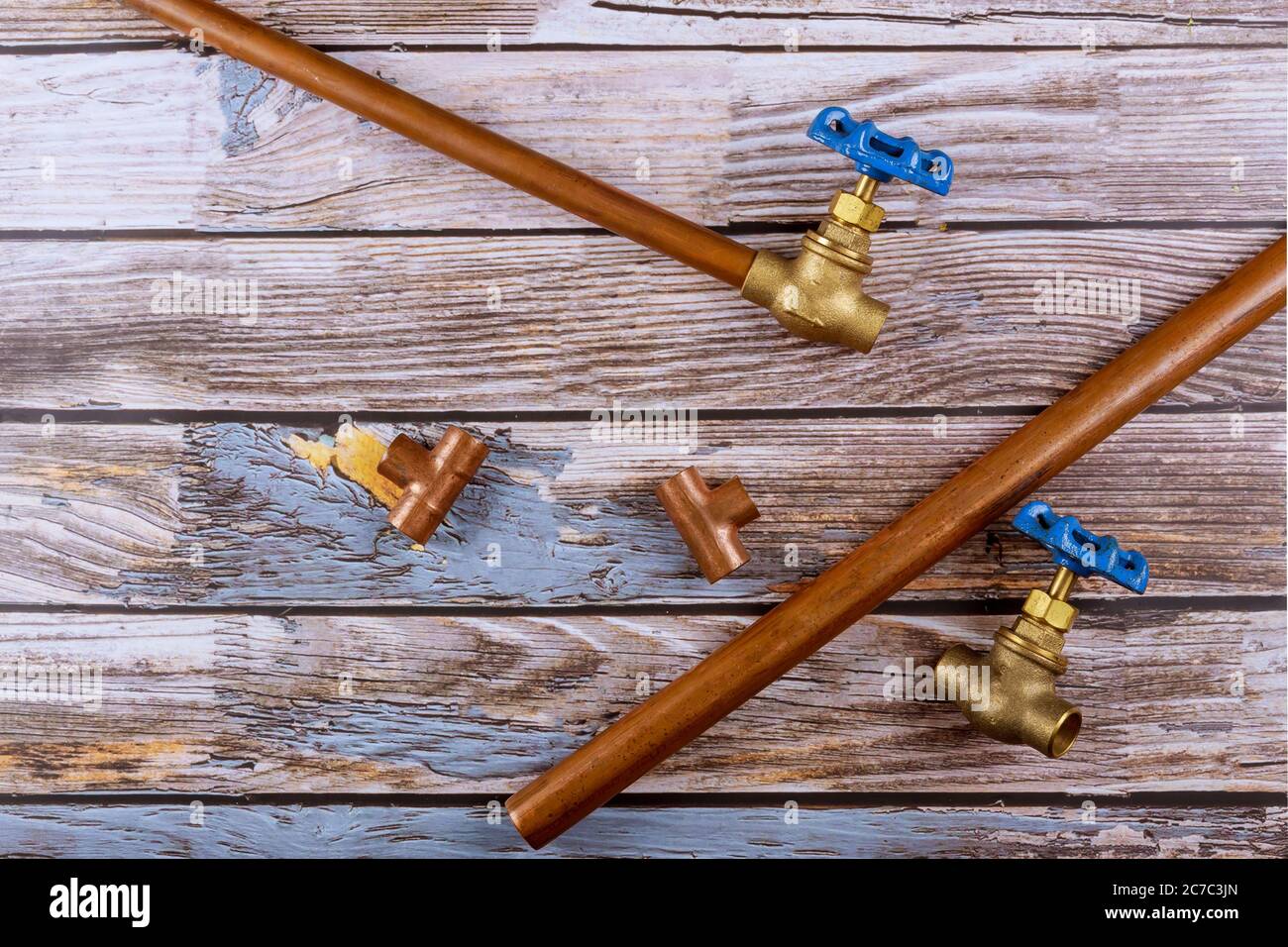 Jeu de raccord plomberie laiton outils d'amélioration de maison sur planche de bois Banque D'Images