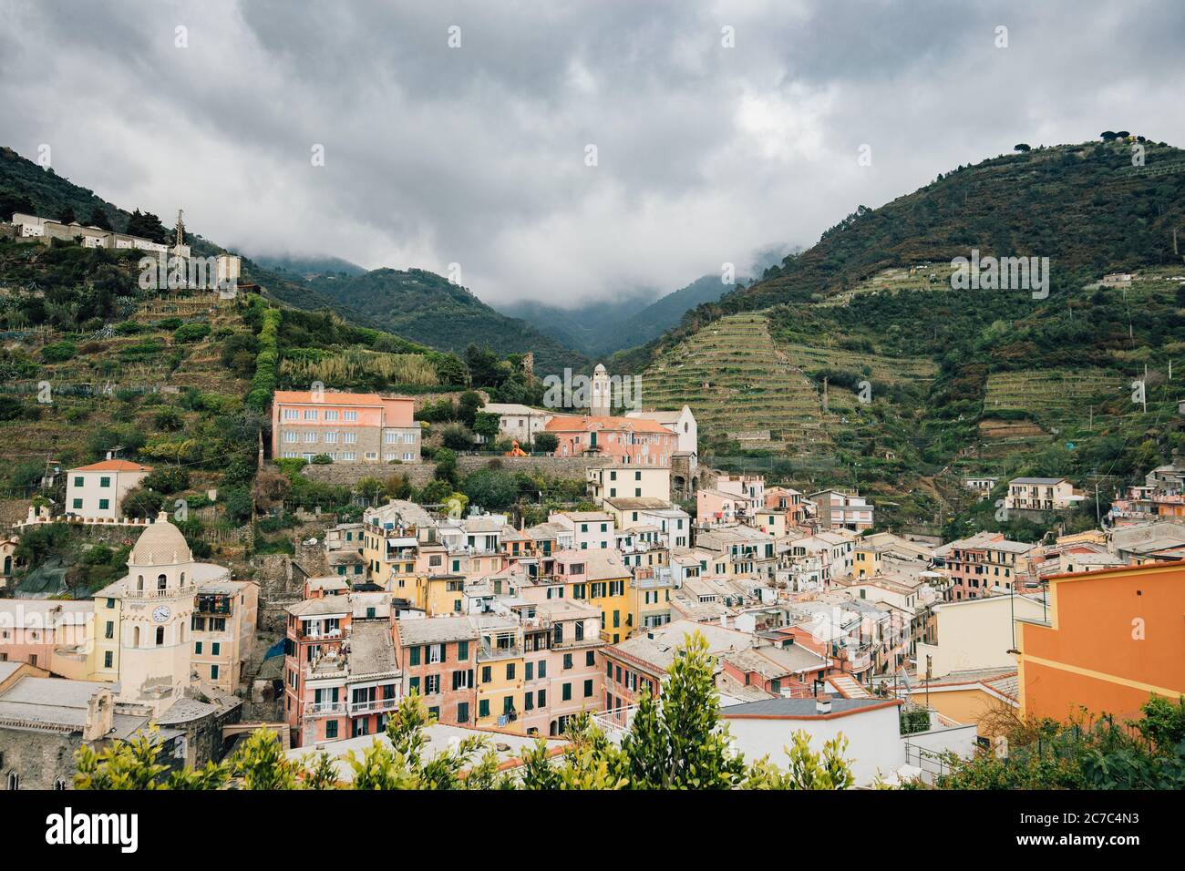 Photo d'une ville avec des bâtiments orange montagnes vertes Banque D'Images