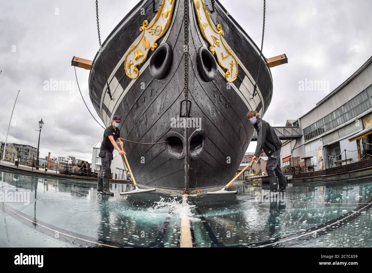 LES RÉDACTEURS NOTENT L'IMAGE PRISE AVEC DES LENTILLES FISHEYE le personnel technique nettoie la surface de la mer de verre, qui est une série de plaques de verre entourant Brunell SS Grande-Bretagne et rempli d'eau pour créer un effet de mer, alors que l'attraction rouvre le samedi 18 juillet, Marquant le 50e anniversaire du retour du navire à Bristol, après la levée de nouvelles restrictions de confinement du coronavirus en Angleterre. Banque D'Images