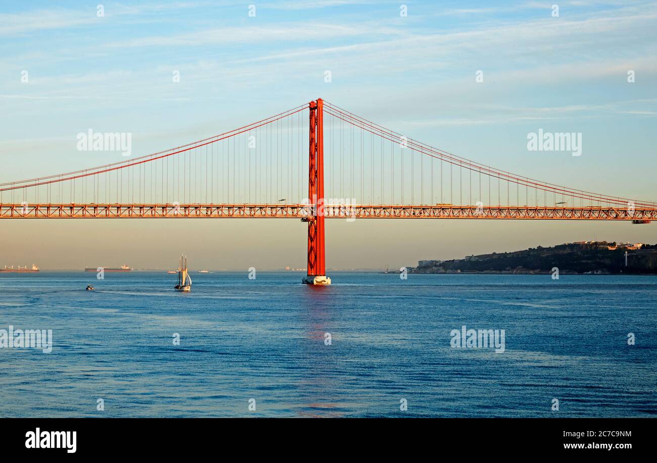 Le pont suspendu du 25 avril enjambant le Tage au coucher du soleil Banque D'Images