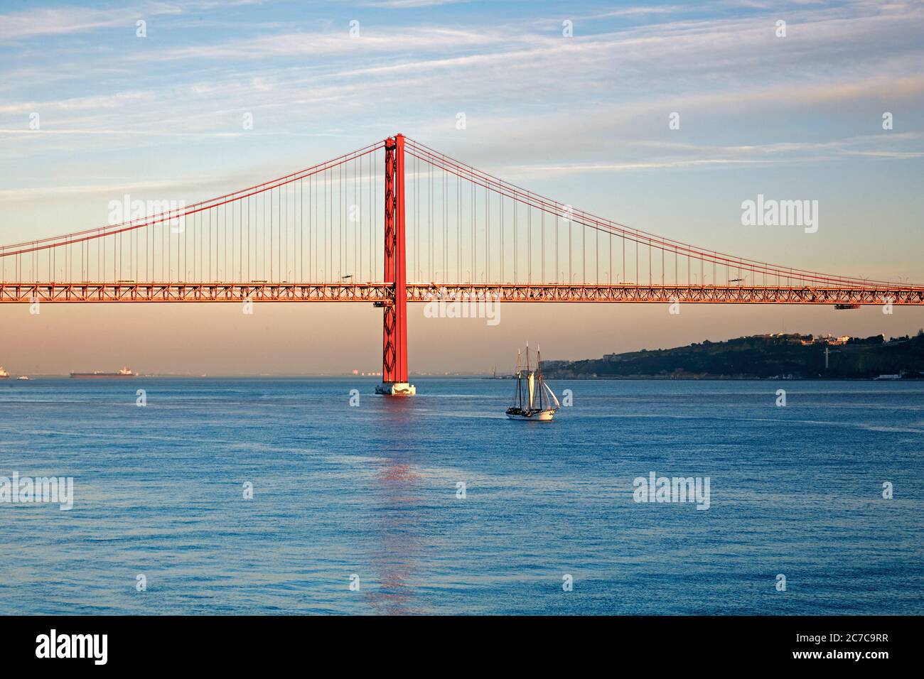 Le pont suspendu du 25 avril enjambant le Tage au coucher du soleil Banque D'Images