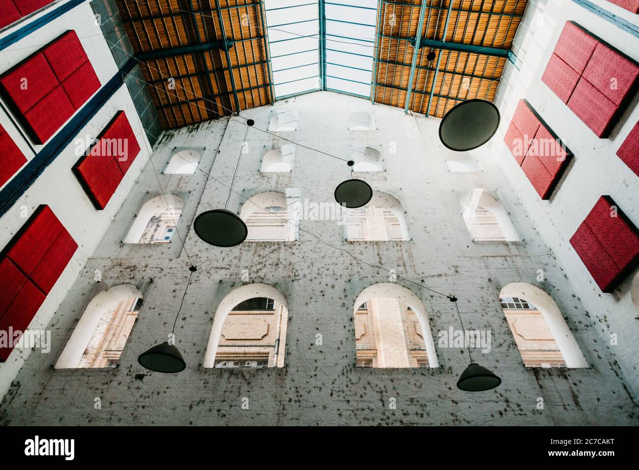 Photo d'un mur intérieur de bâtiment blanc avec un angle bas ouvertures et rectangles rouges sur les flancs Banque D'Images