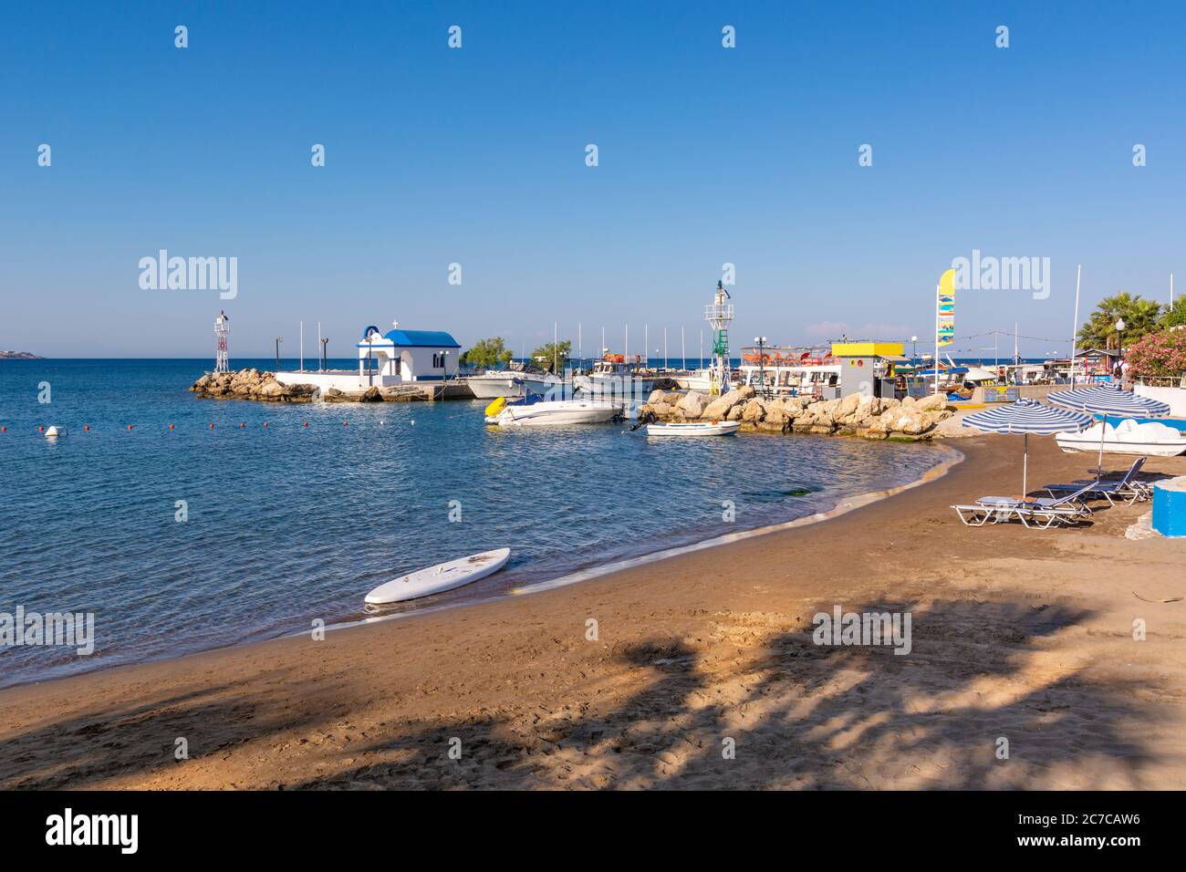 Plage de sable à côté du port de Faliraki sur l'île de Rhodes, Grèce Banque D'Images