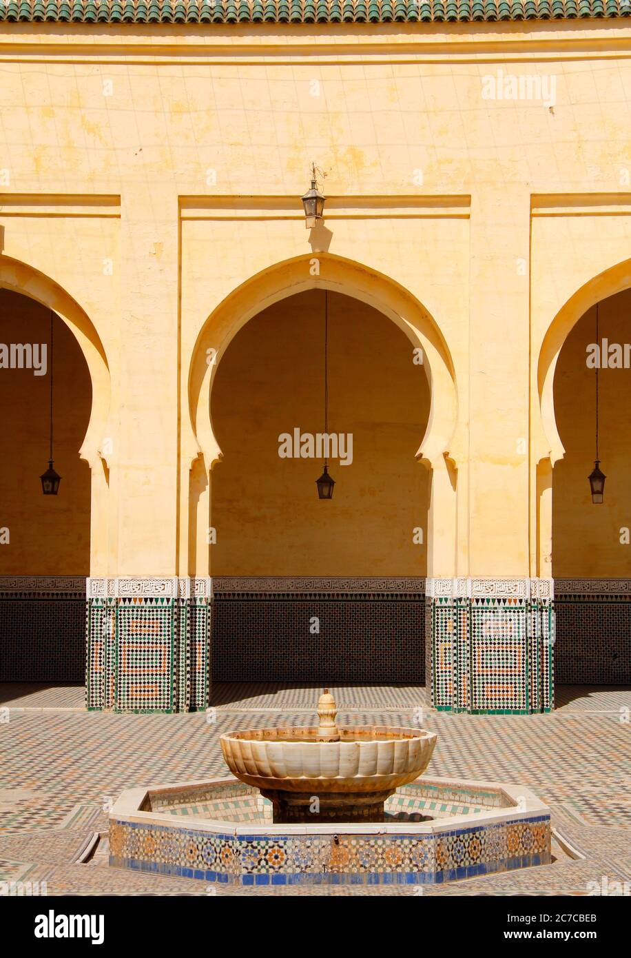 Arche et fontaine arabesque dans le mausolée de Moulay Ismail, l'icône touristique la plus importante de Meknes, au Maroc. Patrimoine mondial de l'UNESCO. Banque D'Images