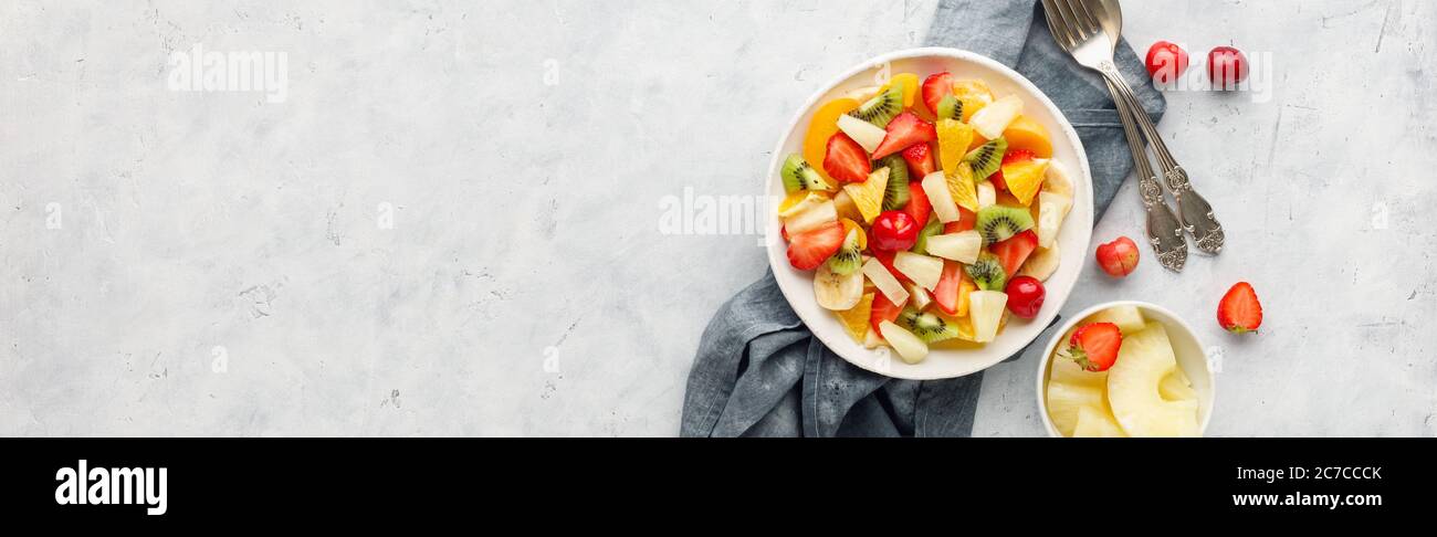 Salade de fruits frais hachée dans un bol. Format de bannière long. Banque D'Images