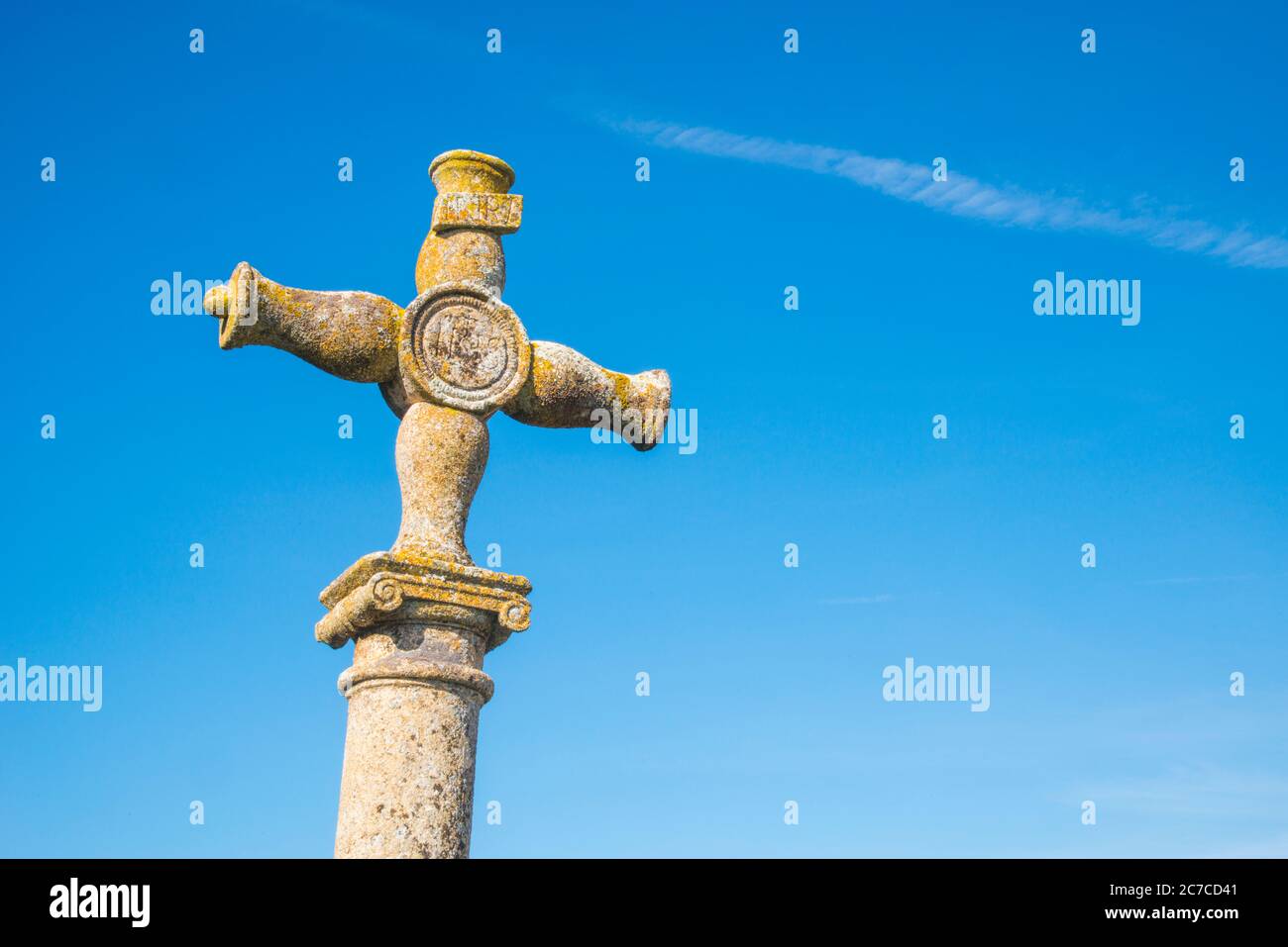 Croix de pierre contre ciel bleu. Fuentidueña, province de Ségovie, Castilla Leon, Espagne. Banque D'Images