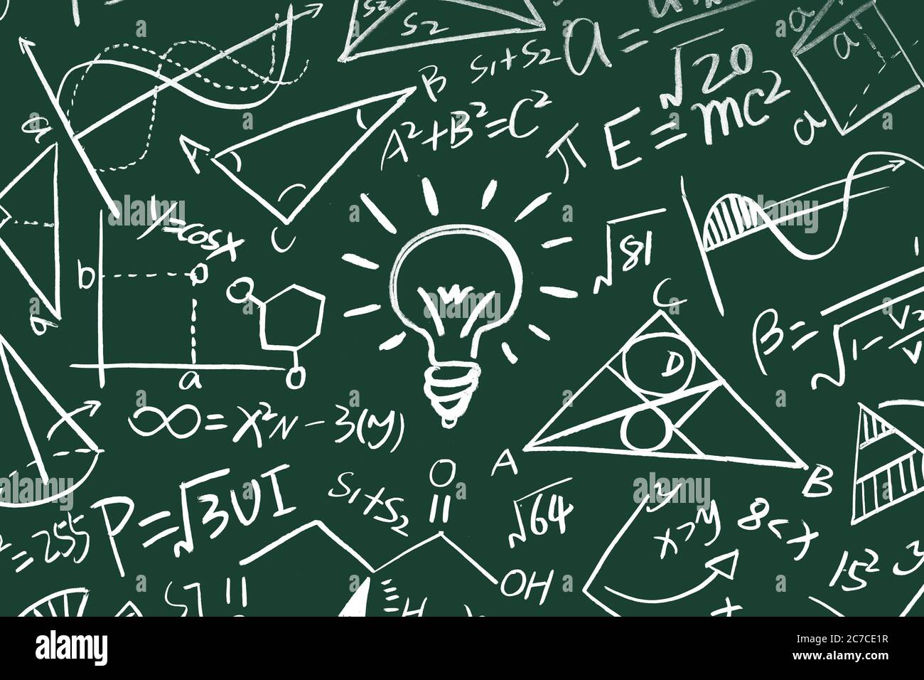 La formule des symboles mathématiques sur le tableau noir Banque D'Images
