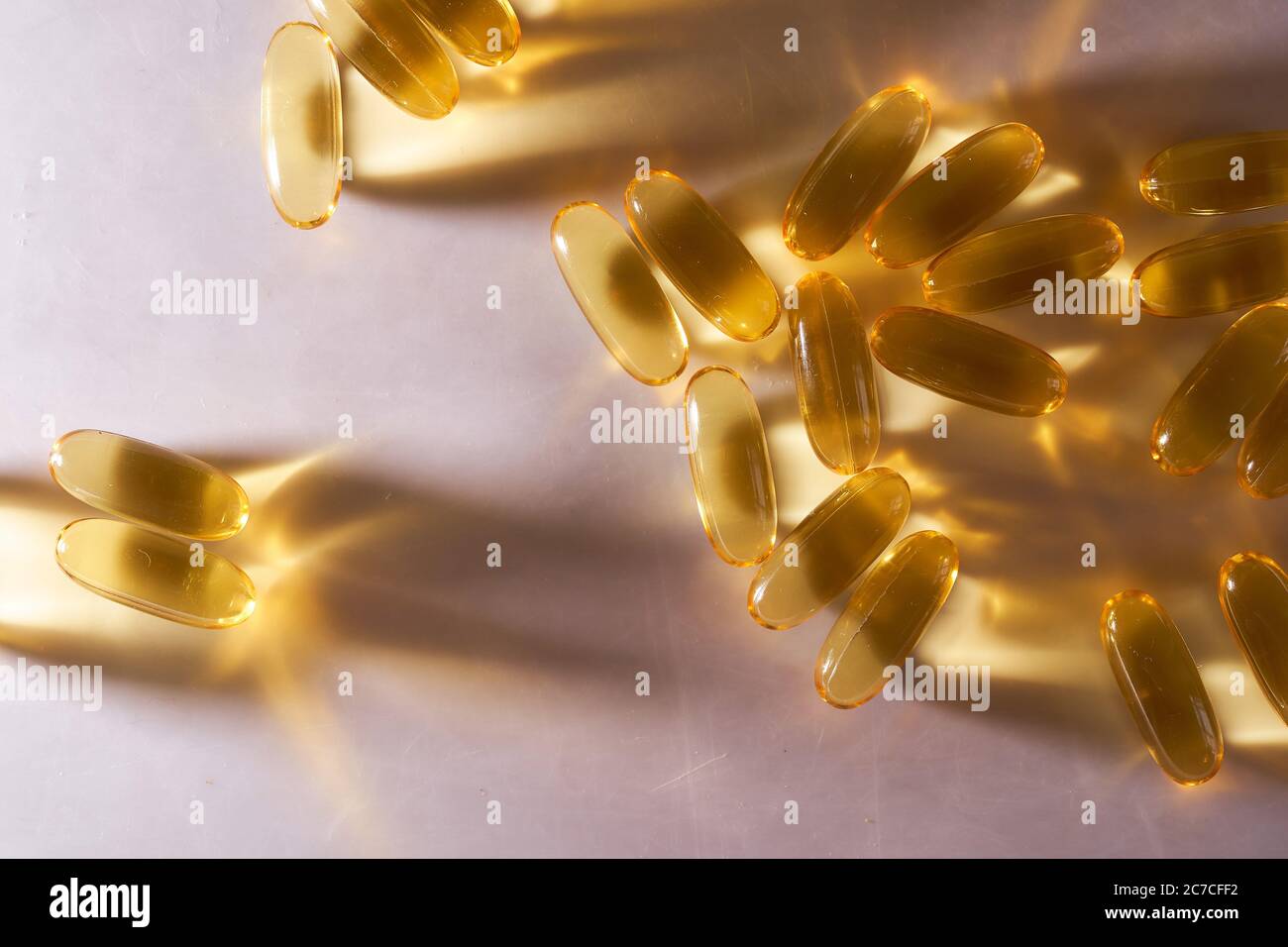 Les vitamines Omega 3 de Golden Capsules se trouvent sur fond blanc Banque D'Images