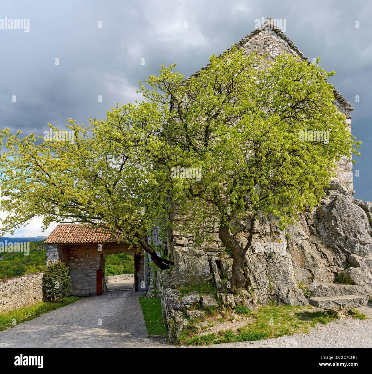 Ancienne maison paroissiale et de l'église de pèlerinage fortifée de Monrupino, Italie Banque D'Images