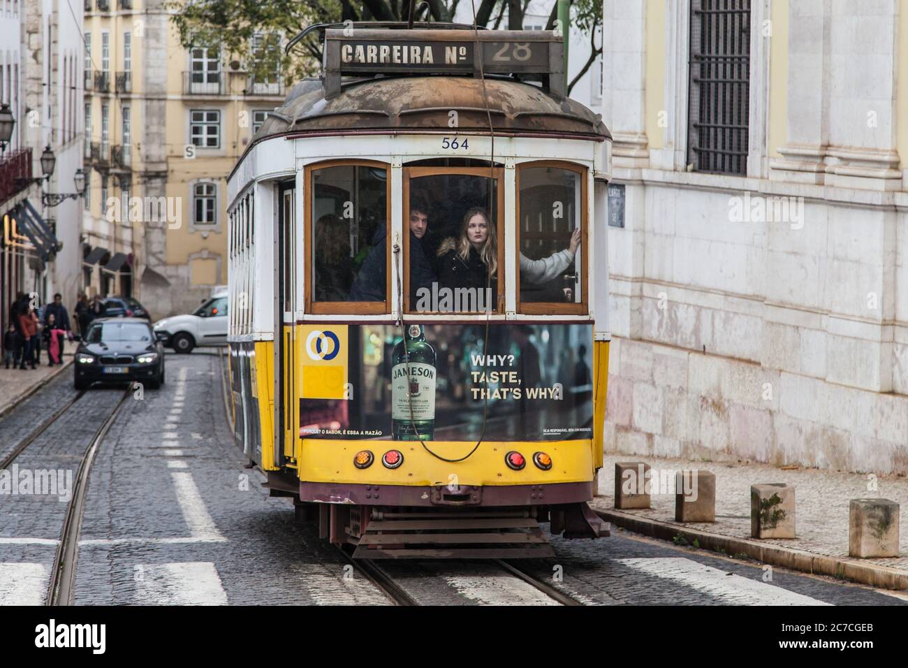 Lisbonne, Portugal - 20 décembre 2019 : tramway 28 à Largo da se, Lisbonne, Portugal. Banque D'Images