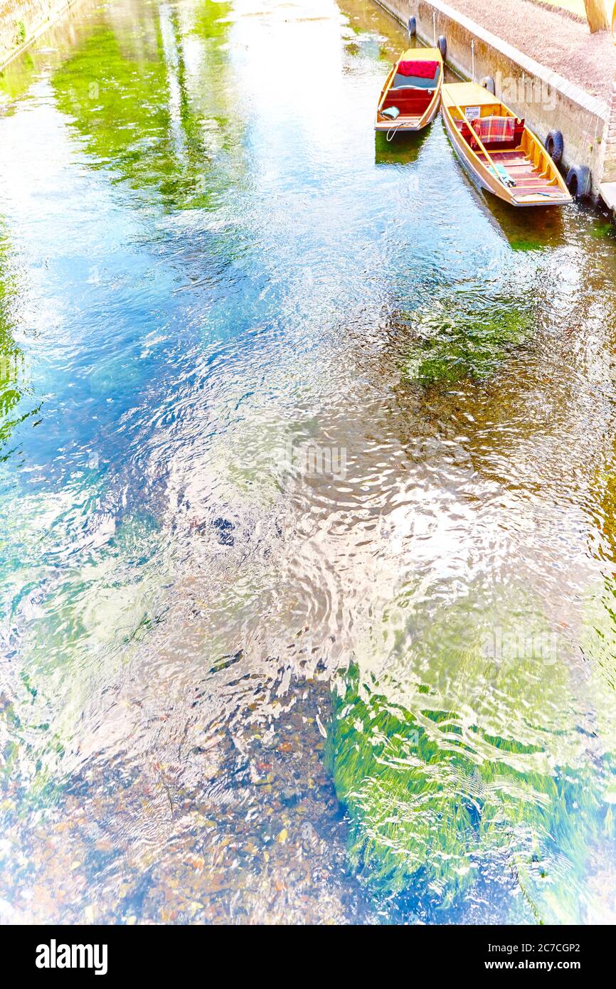 Punts, Water and Reflections on the River Stour dans la ville médiévale de la cathédrale anglaise de Canterbury à Kent, Angleterre, Royaume-Uni Banque D'Images