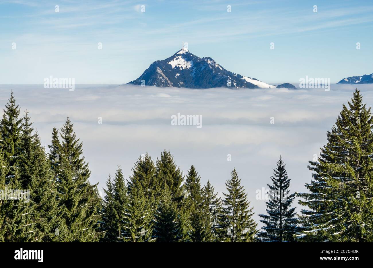 Bâton de montagne hors de la couche de nuage brumeux. Mer de nuages. Gruenten, Allgau, Allemagne. Banque D'Images