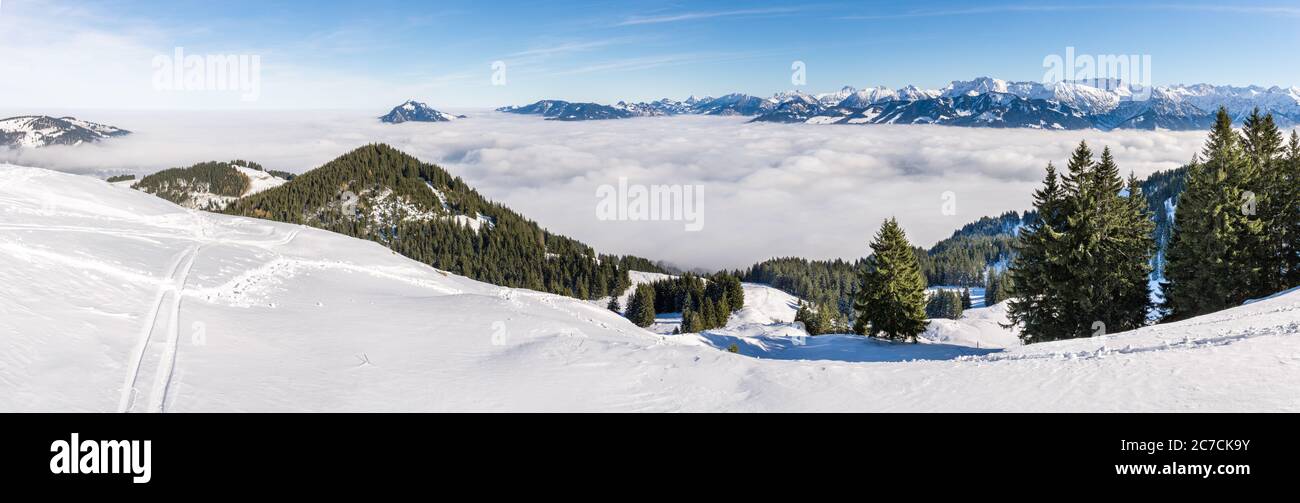Vue panoramique incroyable de Snow Mountain à Snowy Mountain Range au-dessus de la couche de nuages brumeux. Mer de nuages. Rangiswangerhorn, Allgau, Bavière, Allemagne. Banque D'Images