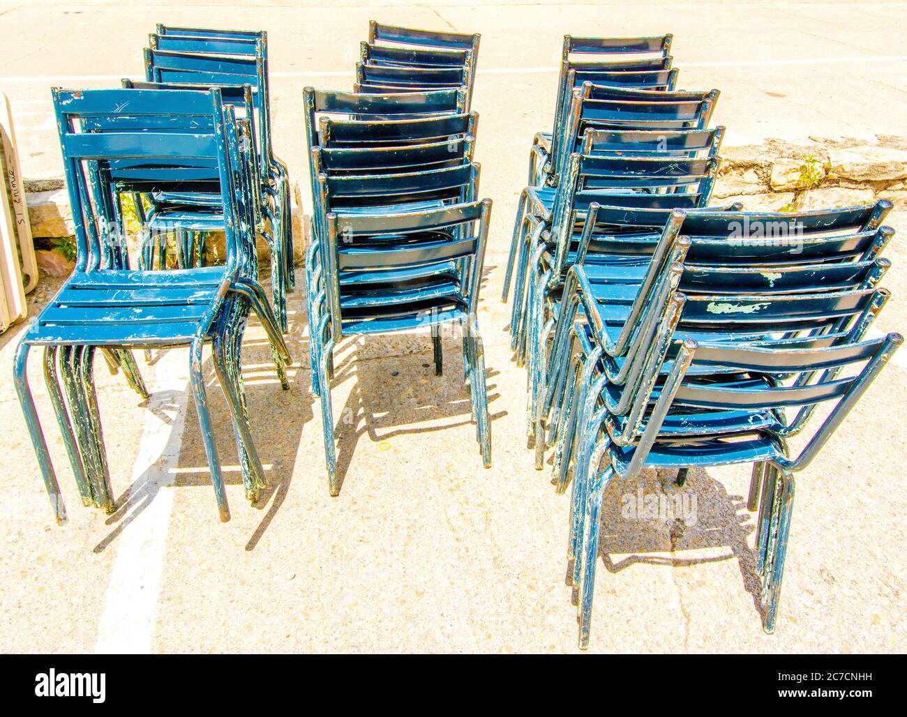 Gros plan sur les chaises métalliques empilées Banque D'Images