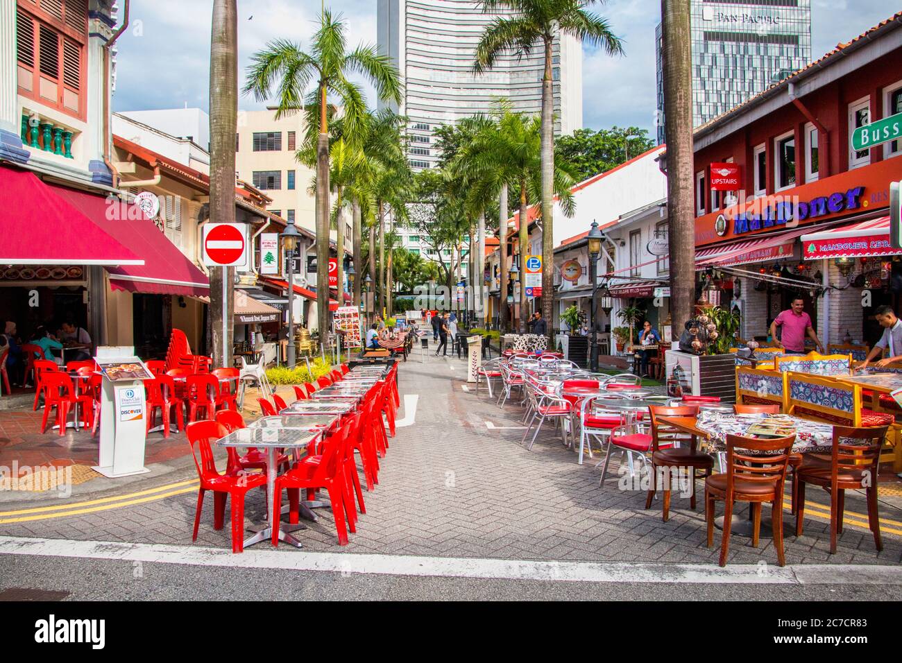 Les touristes à pied dans le célèbre rues colorées de la Mosquée Sultan (Masjid Sultan) zone, Kampong Glam,Singapour,asia,PRADEEP SUBRAMANIAN Banque D'Images