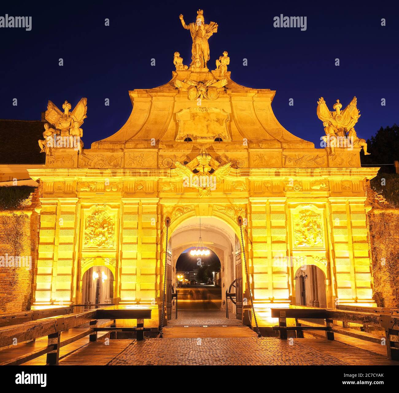 Vue à la porte principale pour l'entrée dans la forteresse médiévale d'Alba Iulia (Caroline). Scène d'été nocturne dramatique de Transylvanie, ville d'Alba Iulia, romaine Banque D'Images