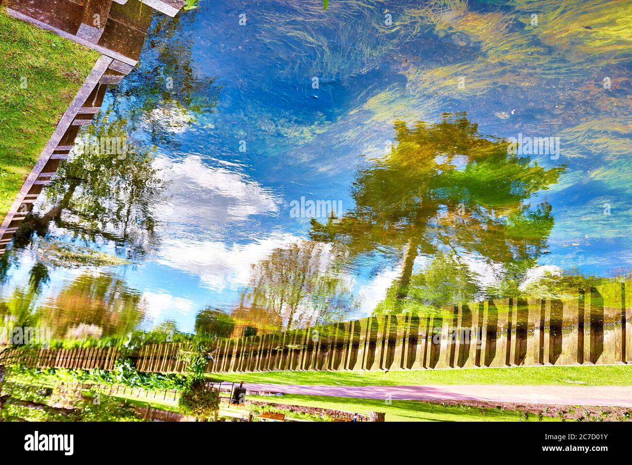 Water and Reflections dans la ville anglaise de la cathédrale médiévale de Canterbury à Kent, Angleterre, Royaume-Uni Banque D'Images