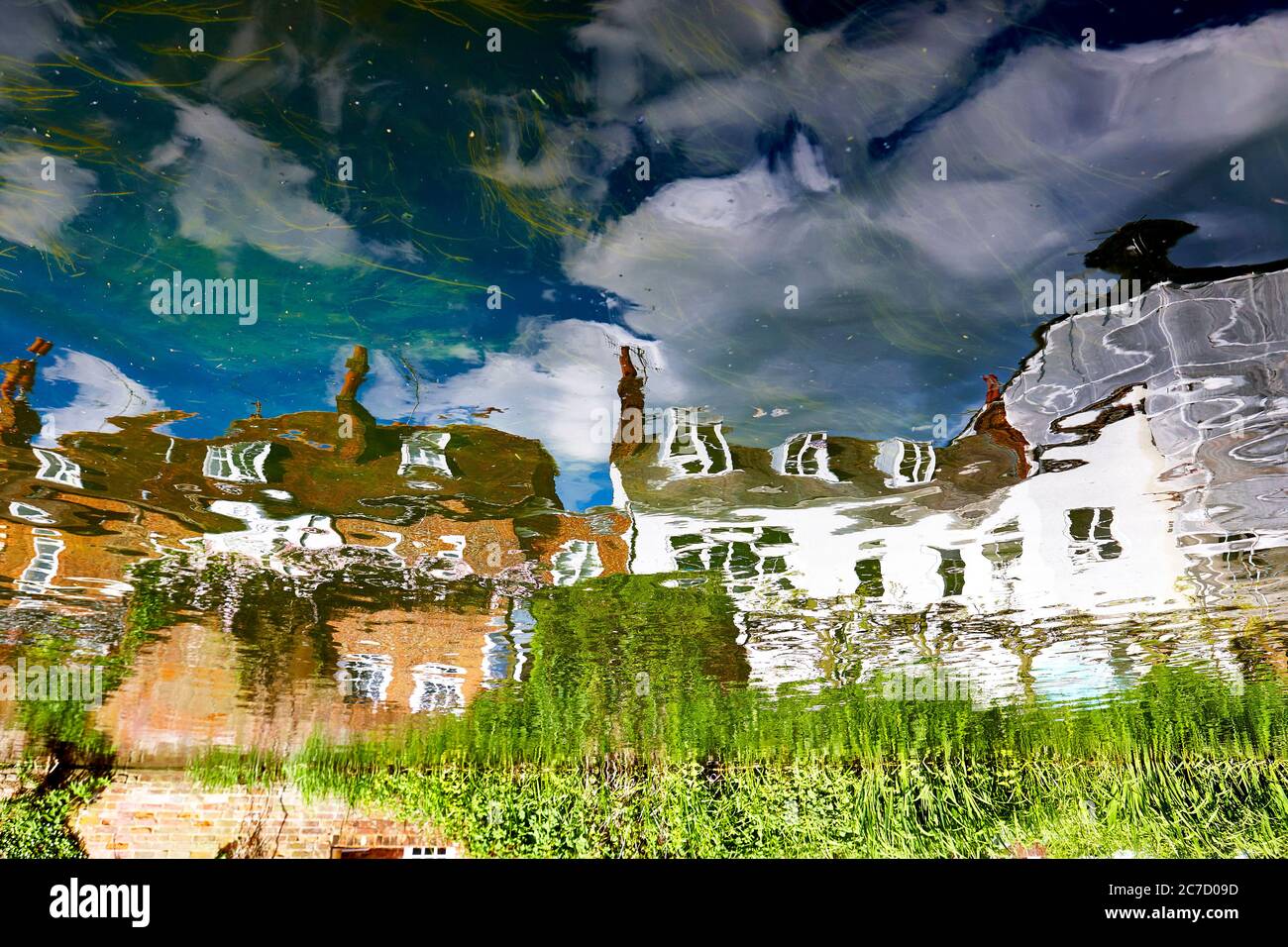 Water and Reflections dans la ville anglaise de la cathédrale médiévale de Canterbury à Kent, Angleterre, Royaume-Uni Banque D'Images