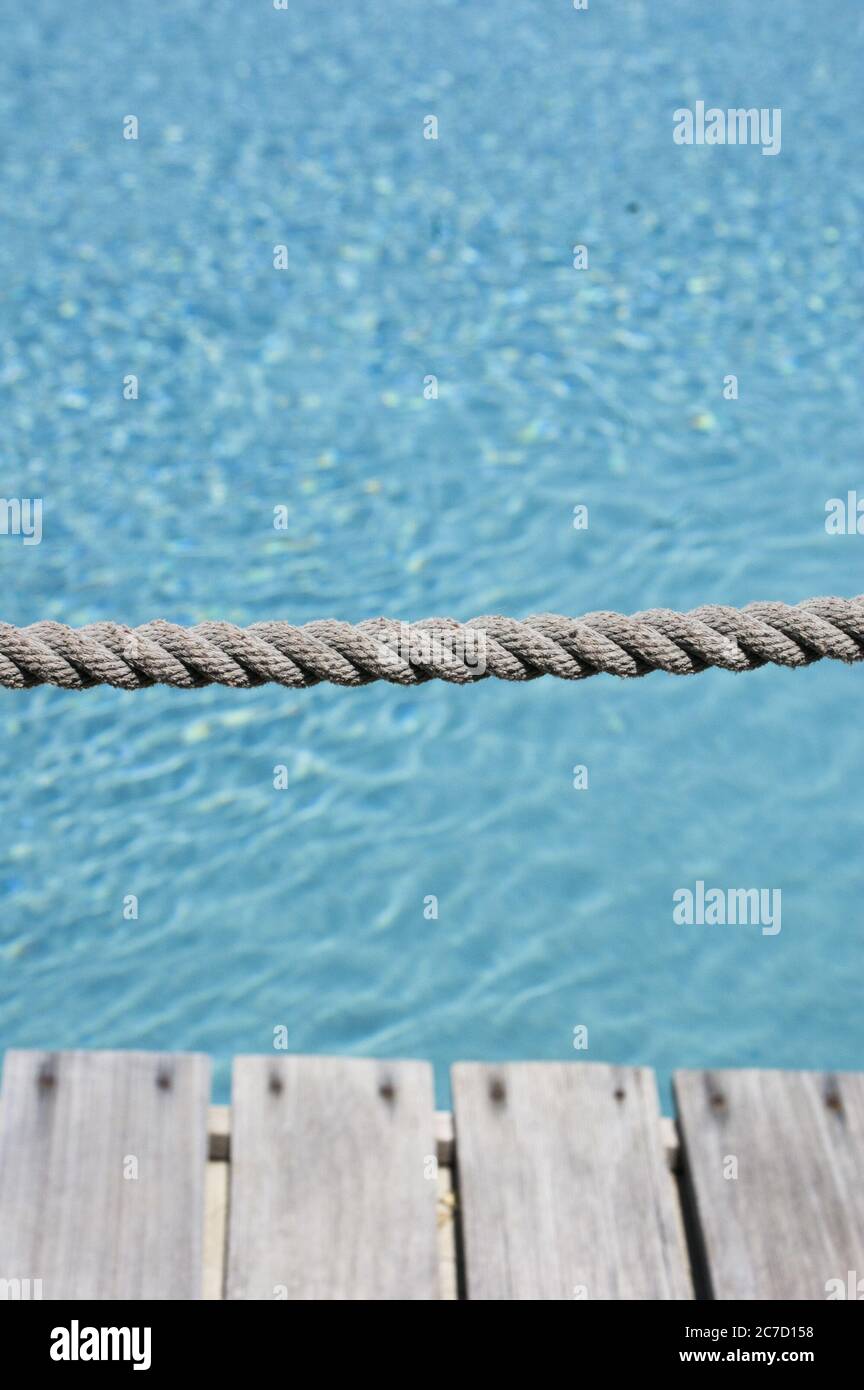 Plan vertical d'une corde grise avec l'arrière-plan de l'eau claire dans la piscine Banque D'Images