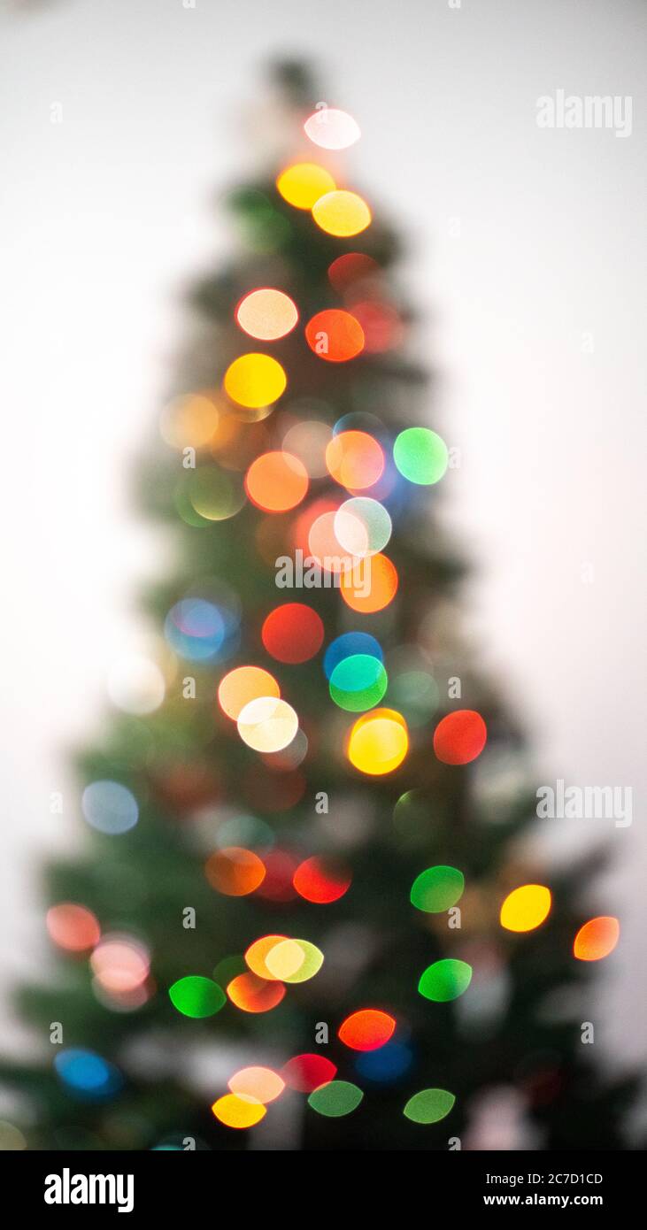 Arbre de Noël défoqué avec lumières de boule de bokeh colorées - fêtes de fin d'année Banque D'Images