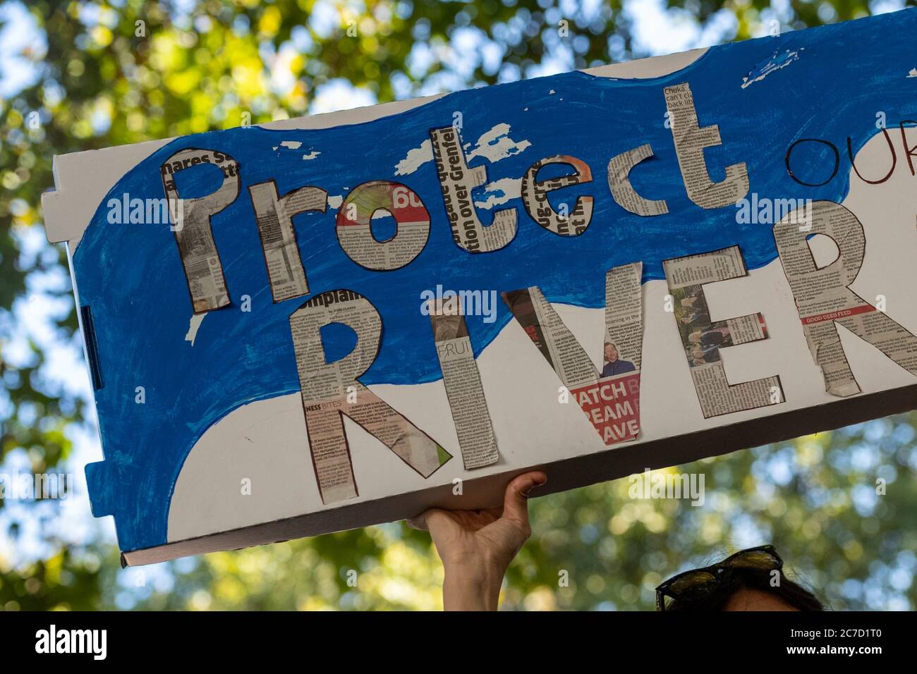 LONDRES, ROYAUME-UNI - 20 septembre 2019 : gros plan d'une affiche pour les manifestations contre le changement climatique disant « protester contre notre rivière » à Londres pendant la journée Banque D'Images