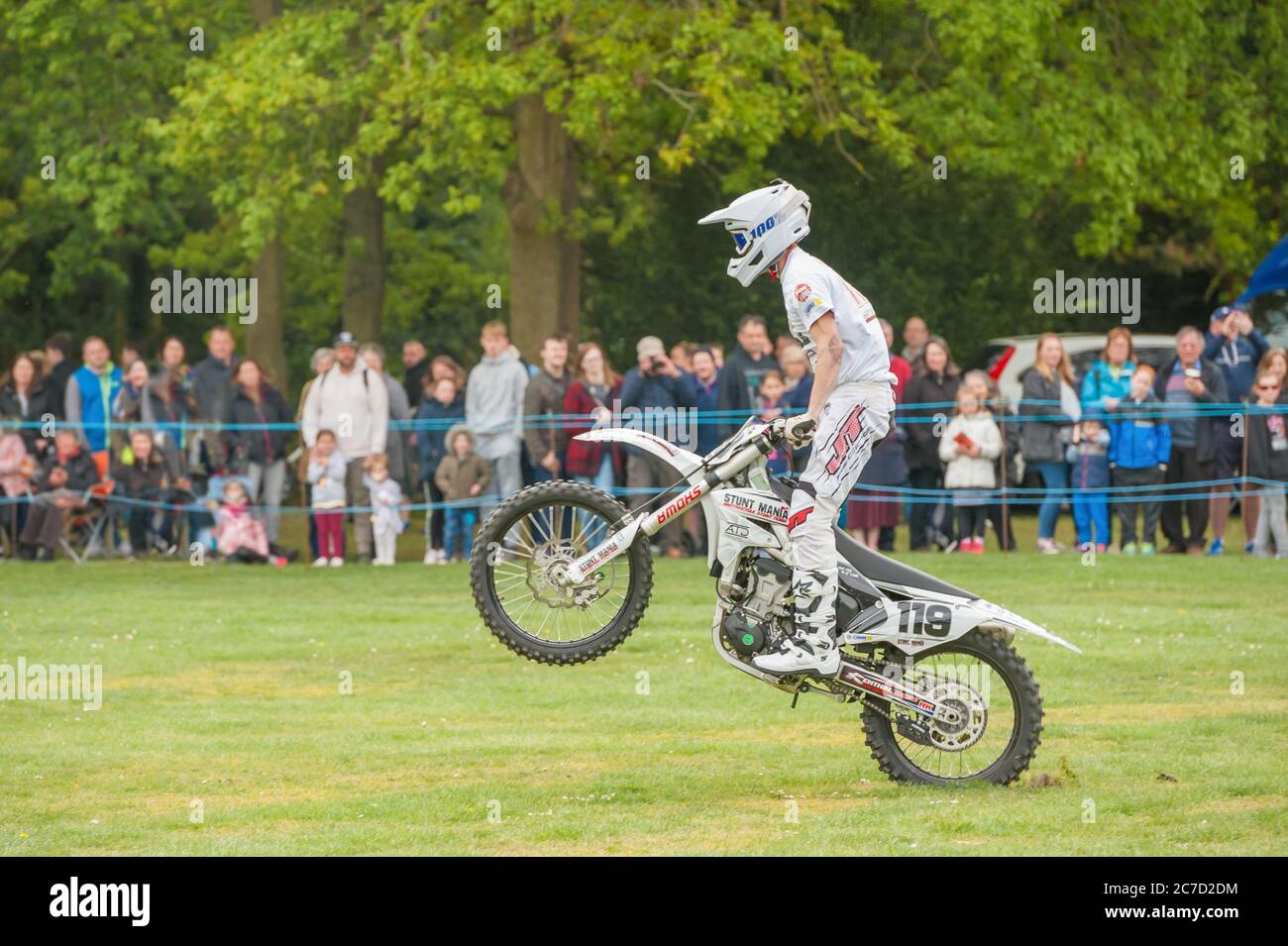 Ash Rilings débarquant un saut en moto lors du spectacle sportif de Stunt  Mania à Yateley, Royaume-Uni, le 6 mai 2019 Photo Stock - Alamy