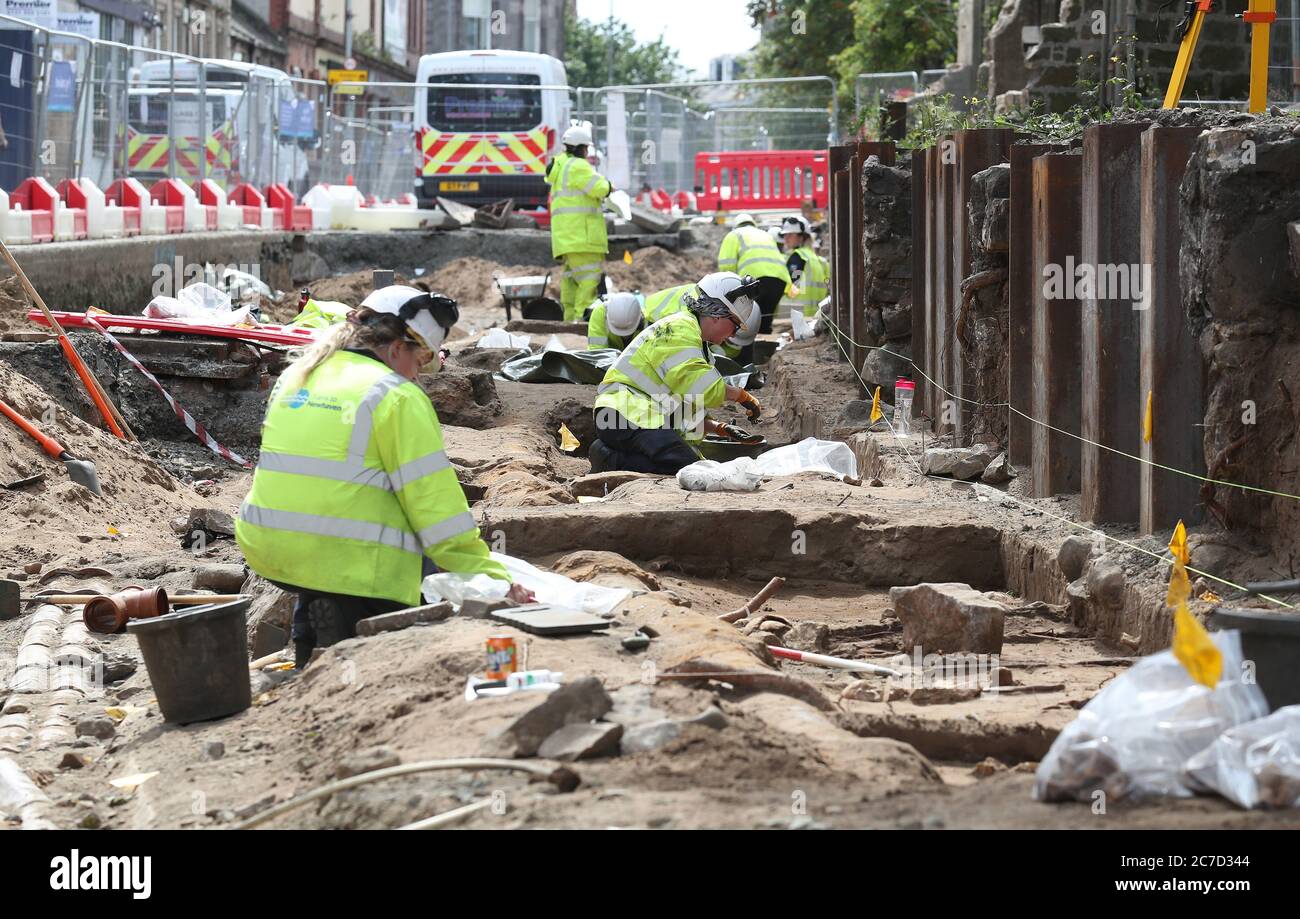 Les archéologues des tramways à Newhaven projettent d'excaver des restes humains, qui pourraient remonter jusqu'en 1300, des tombes de l'église paroissiale de Leith Sud dont le cimetière médiéval s'étend sous la surface de route de la rue Constitution, Leith. Banque D'Images