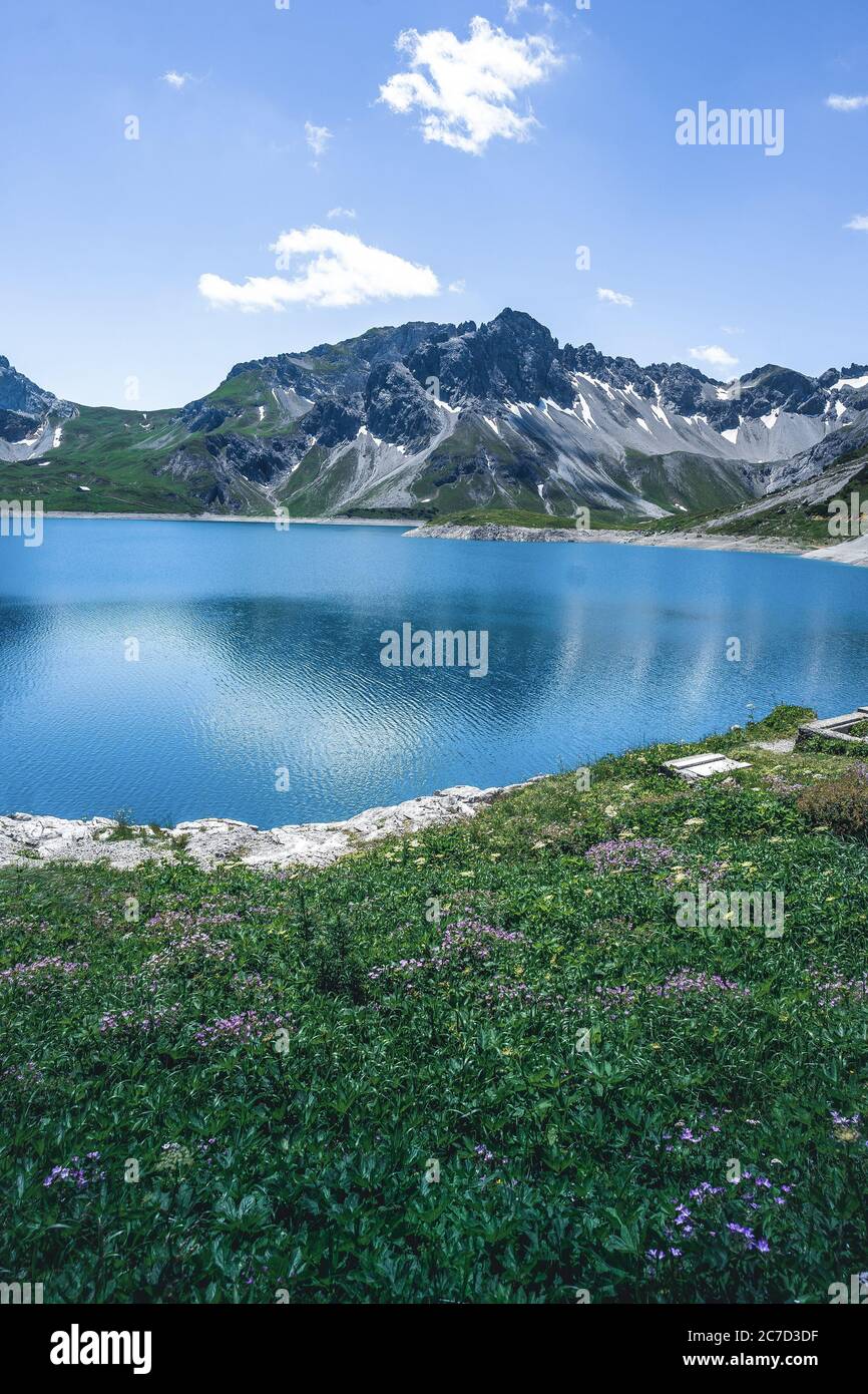 Belle vue panoramique de Lunersee est un grand lac alpin haut au-dessus de Brandnertal dans l'État autrichien du Vorarlberg. Banque D'Images