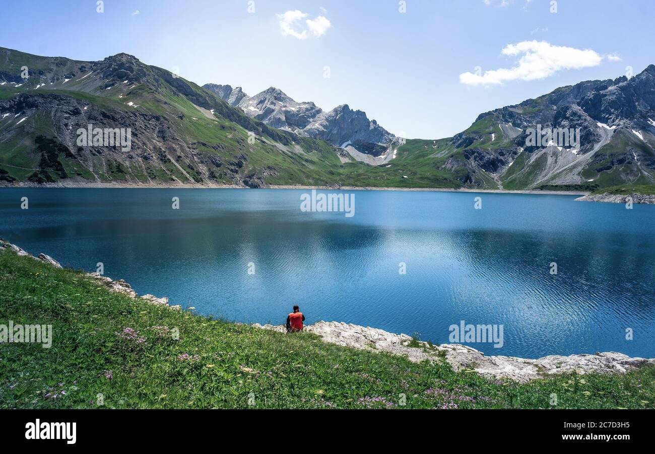 Belle vue panoramique sur le lac Lunersee. L'un des plus grands lacs naturels de montagne des Alpes orientales est à 1,970 m au-dessus du niveau de la mer. Autriche Banque D'Images