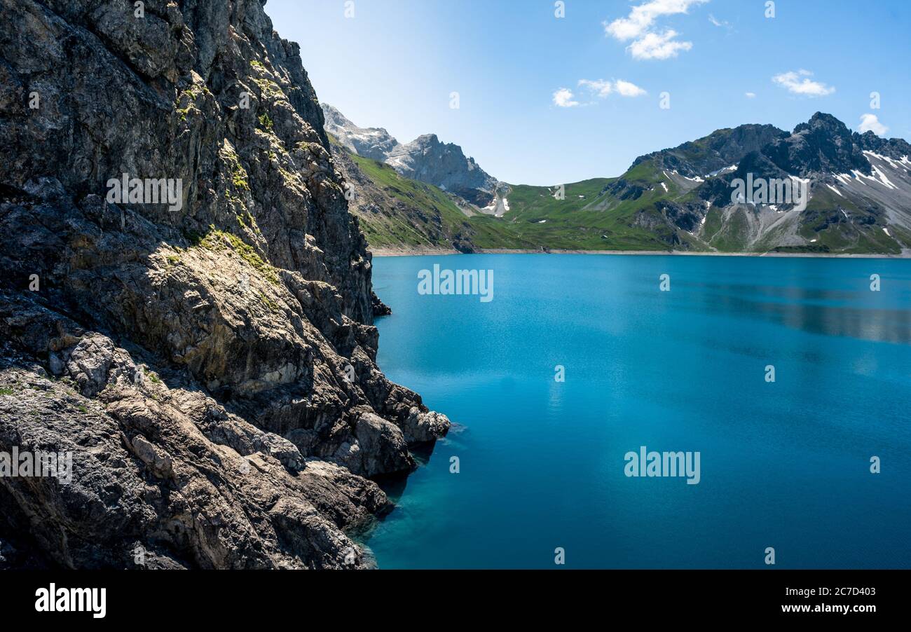 Belle vue panoramique sur le lac Lunersee. L'un des plus grands lacs naturels de montagne des Alpes orientales est à 1,970 m au-dessus du niveau de la mer. Autriche Banque D'Images