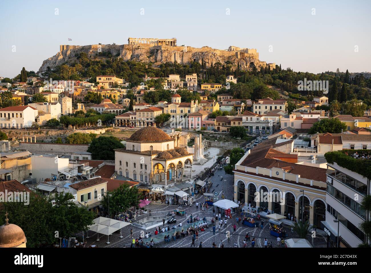 L'Acropole historique d'Athènes en Grèce est entronisé au-dessus de la vieille ville animée de Plaka dans la lumière du soir. Banque D'Images