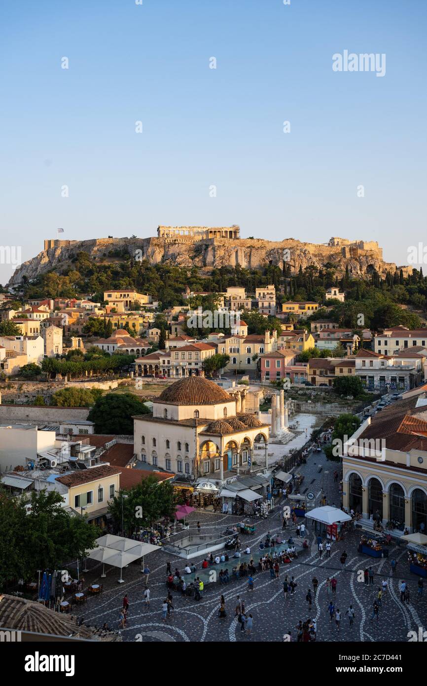 L'Acropole historique d'Athènes en Grèce est entronisé au-dessus de la vieille ville animée de Plaka dans la lumière du soir. Banque D'Images