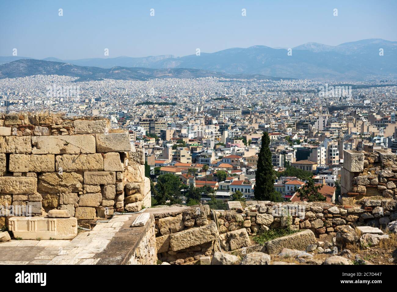 Vue sur le centre-ville d'Athènes depuis l'Acropole en été. Banque D'Images