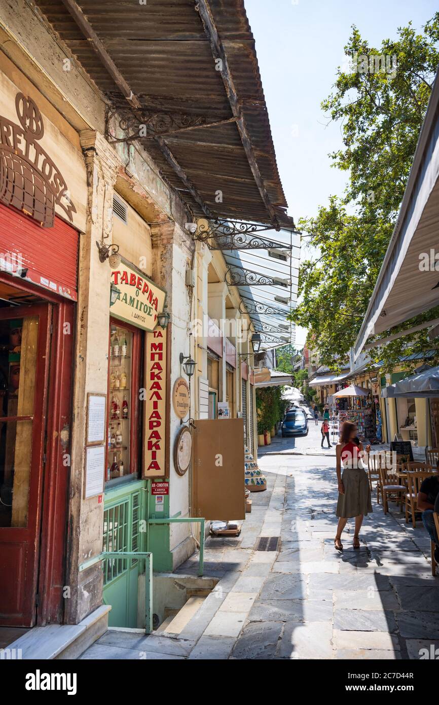Allée pittoresque dans la vieille ville de Plaka, Athènes, avec pubs, restaurants et boutiques. Banque D'Images
