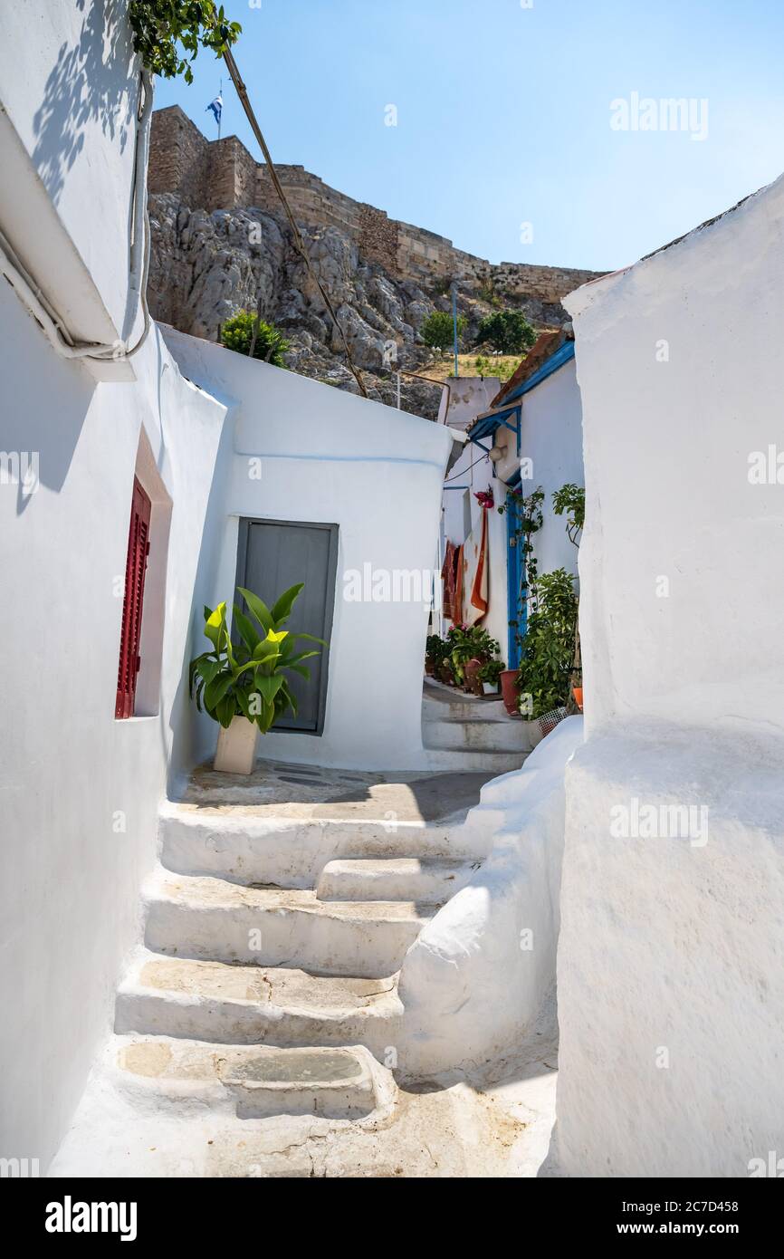 Petite ruelle étroite avec des maisons pittoresques blanches au-dessous de l'Acropole d'Athènes. Banque D'Images