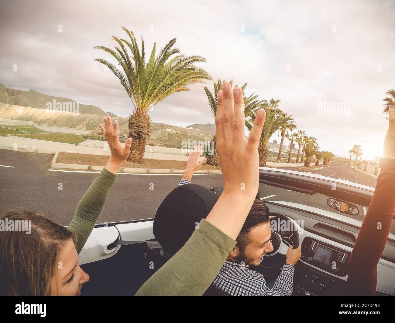 Des amis heureux s'amuser en voiture convertible en vacances - jeunes gens branchés qui conduisent sur voiture cabriolet en vacances d'été Banque D'Images